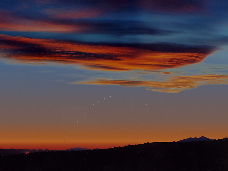 An einem malerischen Himmel wandert der Planet Merkur bei Sonnenuntergang über den Himmel.