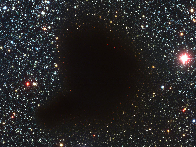 Die dunkle Molekülwolke Barnard 68 verschluckt das Licht der dahinter liegenden Sterne. Sie wirkt daher wie ein schwarzer Fleck am Himmel.