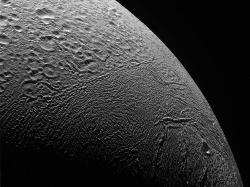 Die Oberfläche des Eismondes Enceladus ist von vielen Gräben überzogen, die auf dem Bild der Raumsonde Cassini gut erkennbar sind.
