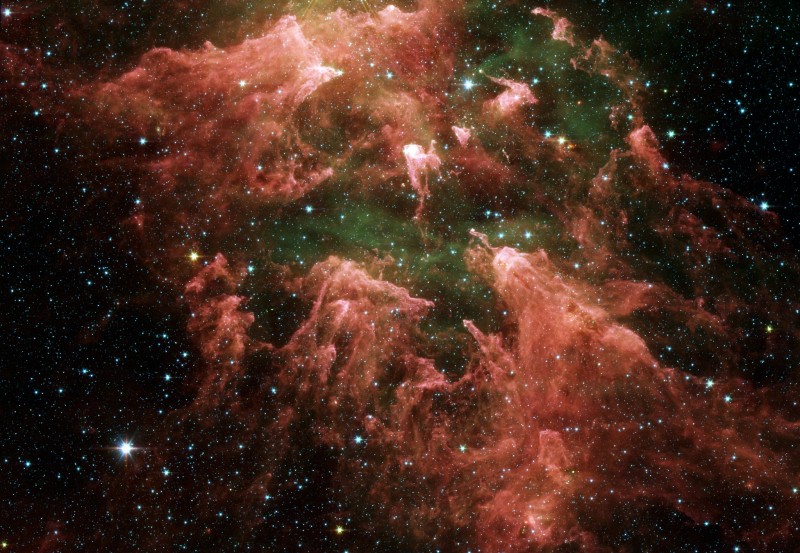Das Weltraumteleskop Spitzer zeigt Details der Region um Eta Carinae in Infrarot, die n sichtbarem Licht verborgen sind.