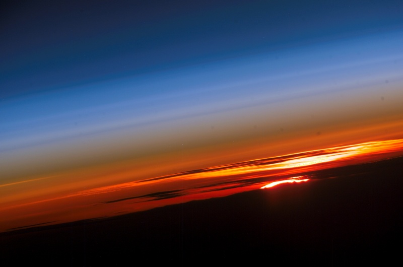 Die Besatzung der Expedition 15 auf der Internationalen Raumstation fotograierte dieses Bild eines Sonnenuntergangs mit blauem Himmel und rötlichem Horizont.