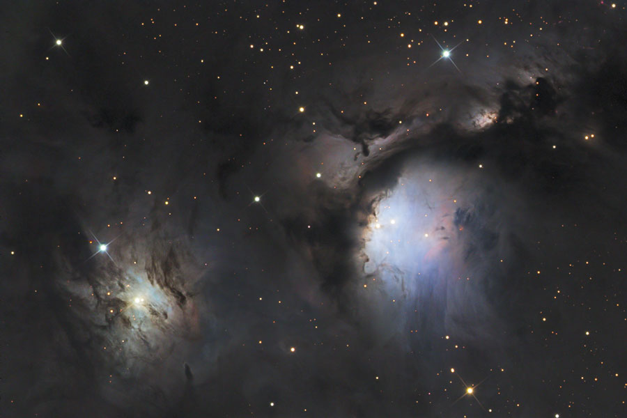 Die beiden Reflexionsnebel gehören zur Orion-Molekülwolke, sie leuchten blau. Links befindet sich der kleinere NGC 2071, rechts Messier 78.