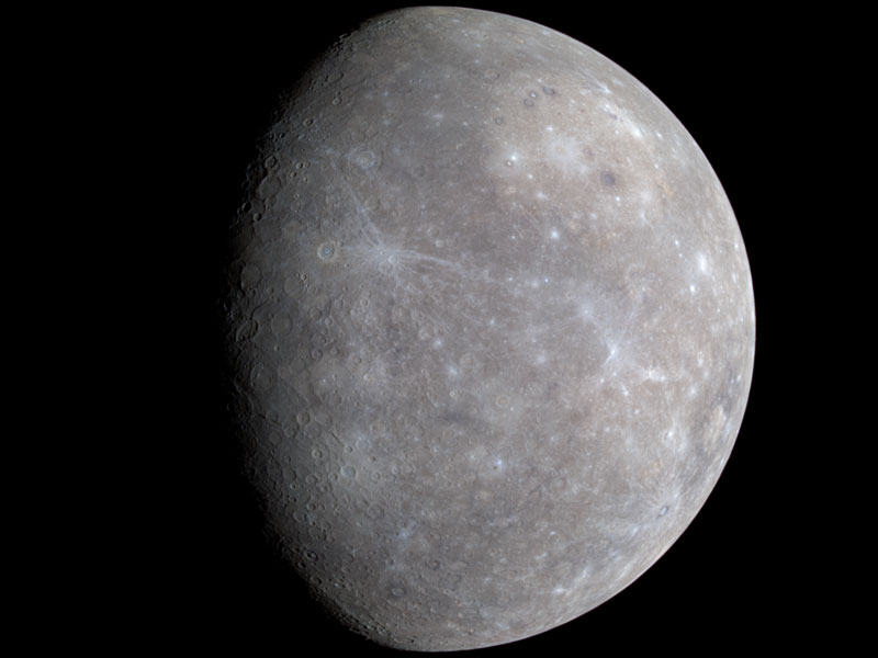 Das Bild der Raumsonde MESSENGER zeigt Merkur in dezenten Blau- und Brauntönen.