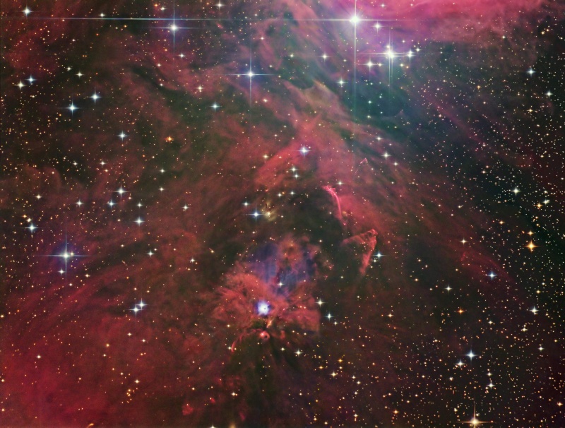 Die rötlich leuchtende Nebel-Landschaft im Orion enthält Herbig-Haro-Objekte, die an ihrer Stoßwellenform erkennbar sind.