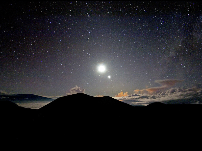 Nachthimmelslandschaft vom Gipfel des Mauna Kea. Der Mond und die Venus gehen im Westen unter.