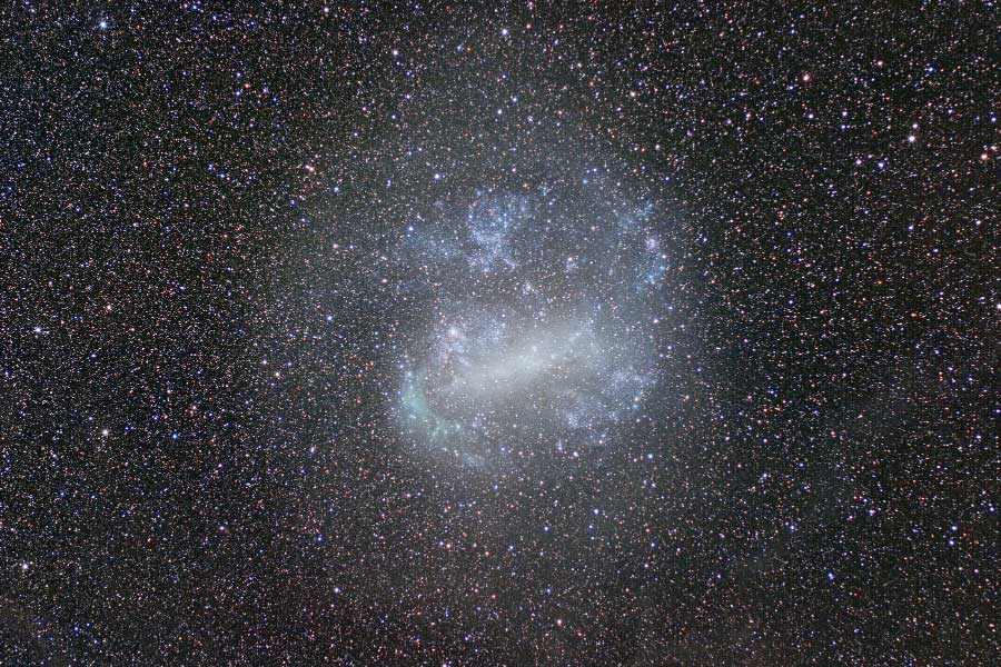 Die Große Magellansche Wolke sieht auf dieser lang belichteten Aufnahme ähnlich wie eine Balkenspiralgalaxie aus.