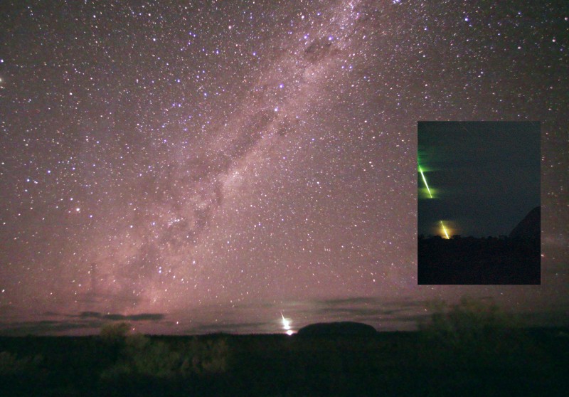 Das Bild zeigt einen sternklaren, violett getönten Himmel, die Milchstraße steigt diagonal von links unten auf. Unten in der Mitte des Hrizonts leuchtet eine helle Meteorspur, die rechts in einem Einschub vergrößert abebildet ist.