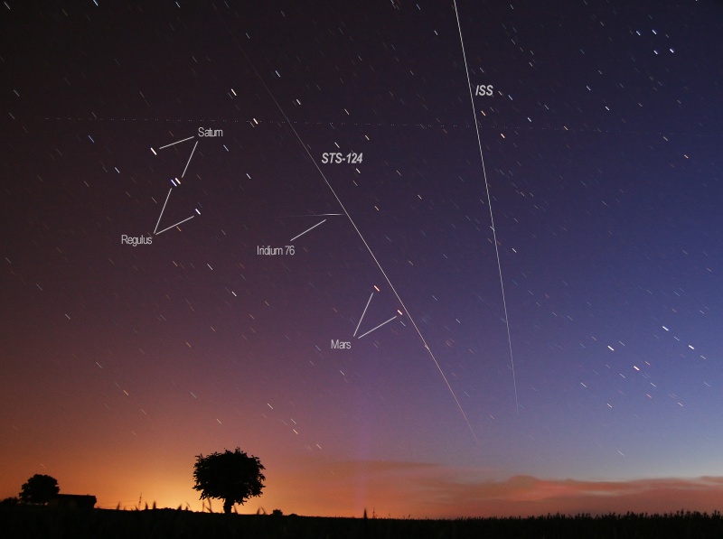 Siehe Beschreibung. Ein Klick auf das Bild lädt die höchste verfügbare Auflösung Die Internationale Raumstation zieht über den Abendhimmel über Lauffen in Deutschland, dahinter folgt die Raumfähre Discovery.