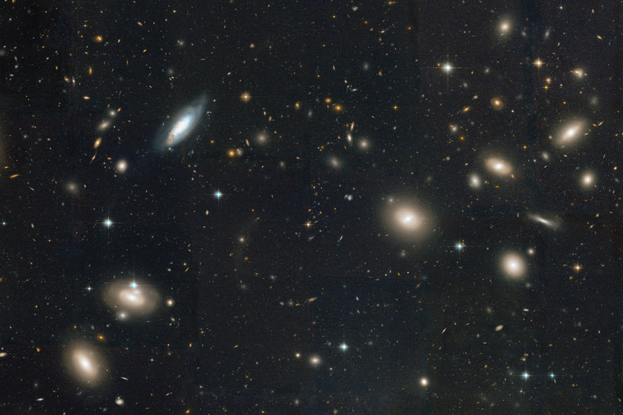 Im Bild sind Galaxien verteilt.