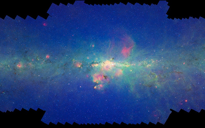 Siehe Beschreibung. Ein Klick auf das Bild lädt die höchste verfügbare Auflösung Dieses Bild des Weltraumteleskops Spitzer zeigt den Staub in der Milchstraße als weiß und rosarot leuchtende Wolken vor einem blauen Hintergrund.