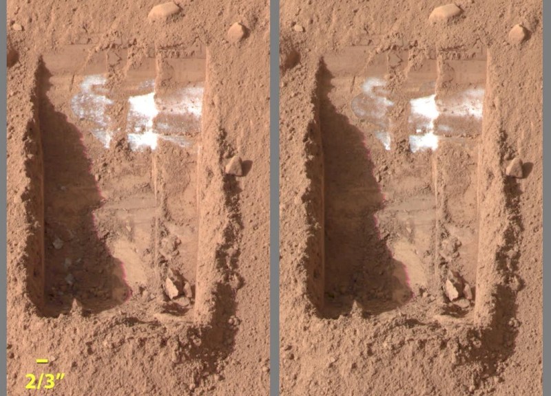 Zwei Auskerbungen, die mit der Baggerschaufel der Landesonde Phoenix gegraben wurde. In den Rillen ist Eis zu sehen, von dem im rechten Bild etwas sublimiert ist.