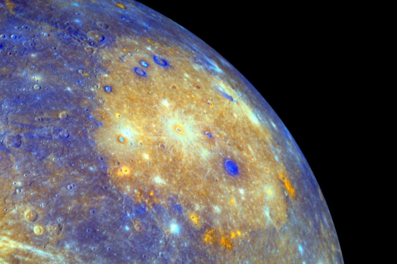 Die Oberfläche des Merkur wurde hier übertrieben eingefärbt. Das riesige Caloris-Becken ist orange gefärbt, der Bereich rundherum ist blau gefärbt.