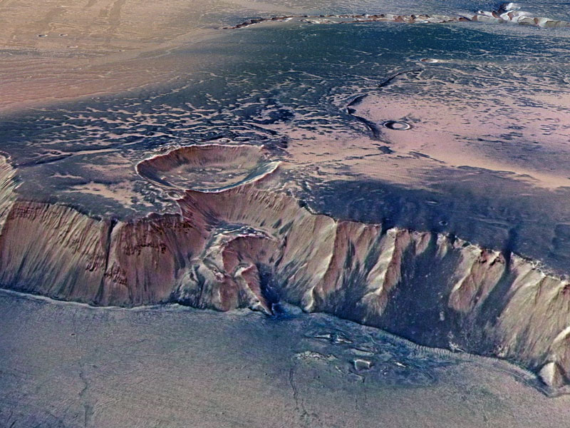 Die riesige Klippe Echus Chasma auf dem Mars ist in bräunlichen und bläulichen Farbtönen dargestellt.