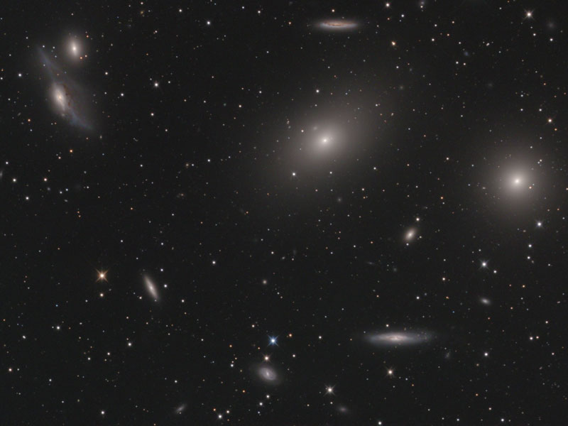 Der Bildausschnitt ist mit den Galaxien des Virgo-Galaxienhaufens gefüllt.