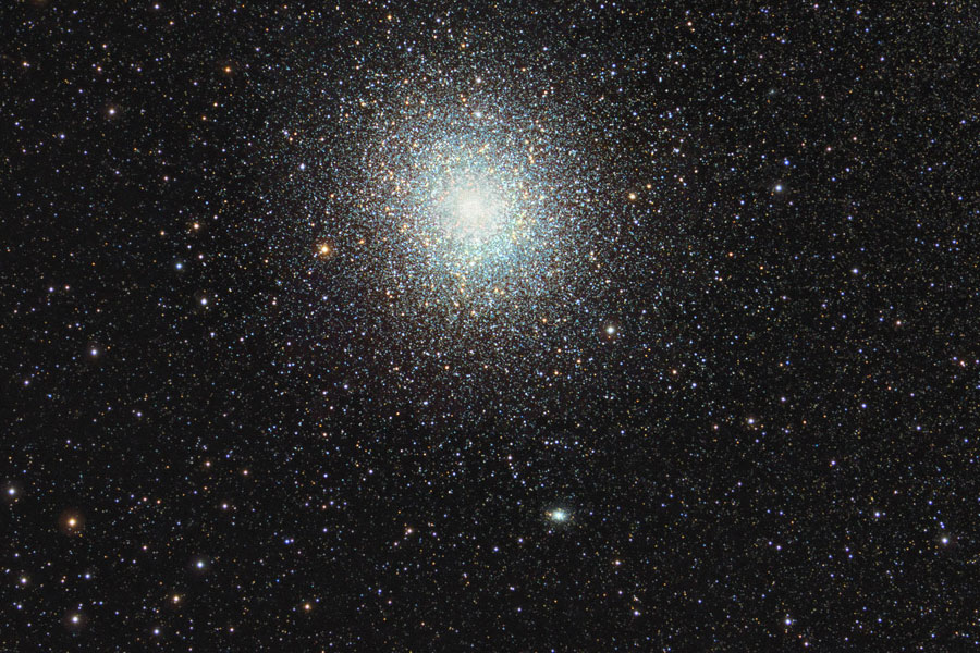 Der Kugelsternhaufen 47 Tucanae leuchtet im oberen Teil des Bildes als dicht gefüllte Sternenkugel.