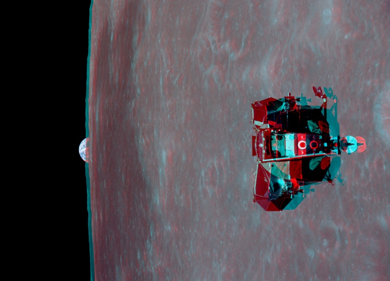 Im Vordergrund schwebt das Landemodul über dem riesigen Mond, links ragt hinter dem Mond die Erde hervor. Das Bild ist rot und cyanfarbig, sodass es mit rot-blauen Brillen dreidimensional wirkt.