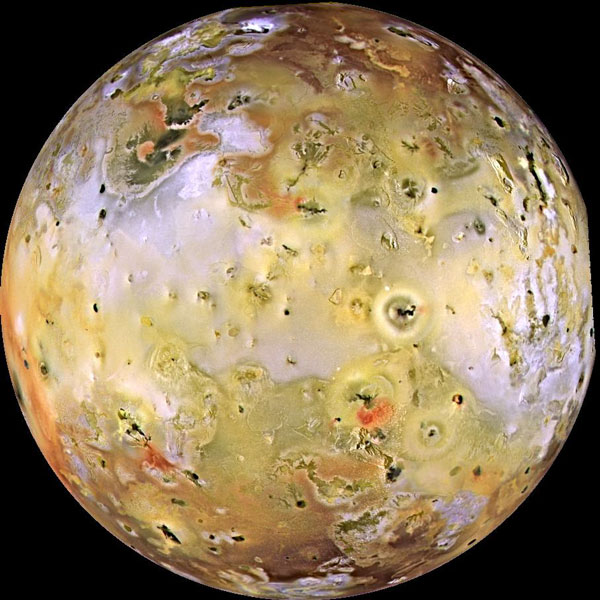 Der Pizzamond Io ist farbverstärkt abgebildet. Er ist hellgrün und silbrig, links unten und bei einigen Vulkankratern orangefarben und ist von vielen Narben und Vulkankratern überzogen.