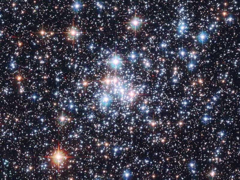 Im Bild glitzern die dicht gedrängten bläulichen Sterne des Sternhaufens NGC 290.