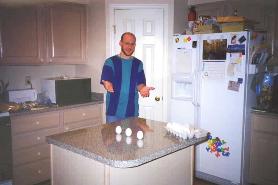 Phil Plait zeig drei Hühnereier, die auf einer Küchenarbeitsplatte aufgerichtet angeordnet sind.