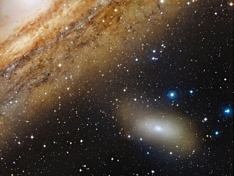 Rechts unter der Mitte leuchtet die Zwerggalaxie M110. In der linken oberen Bildecke ist ein Stück der viel größeren Andromedagalaxie M31 zu sehen.