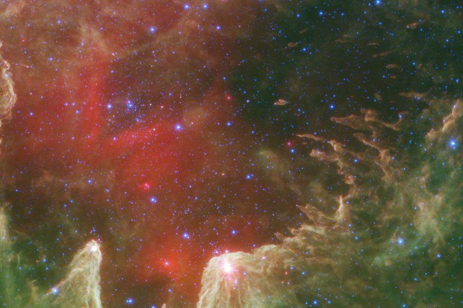 Das Bild zeigt eine Nebellandschaft mit grünlichen, dichten teils säulenförmigen Wolken rechts und unten, links leuchtet es rot.