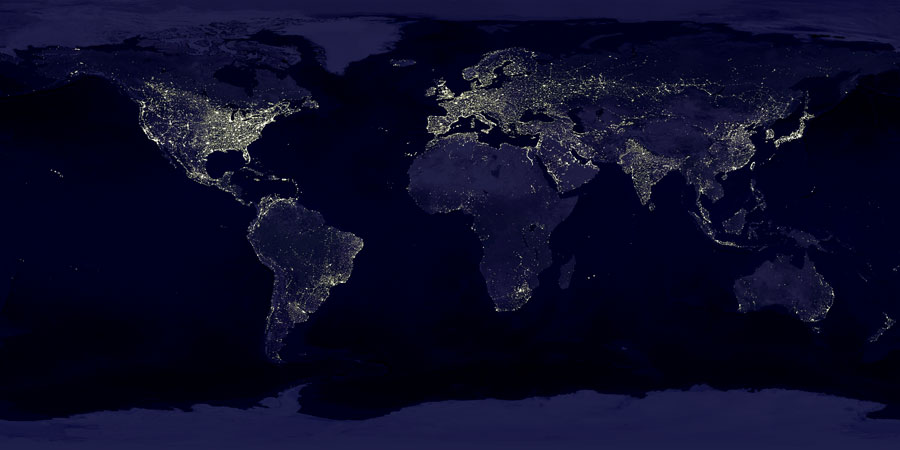 Auf dem dunkelblauen Bild der Erde zeichnen sich die Kontinente als Lichtgebilde ab.