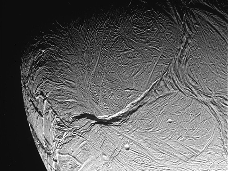 Die Oberfläche des Saturnmondes Enceladus ist von tigerähnlichen Streifen überzogen.