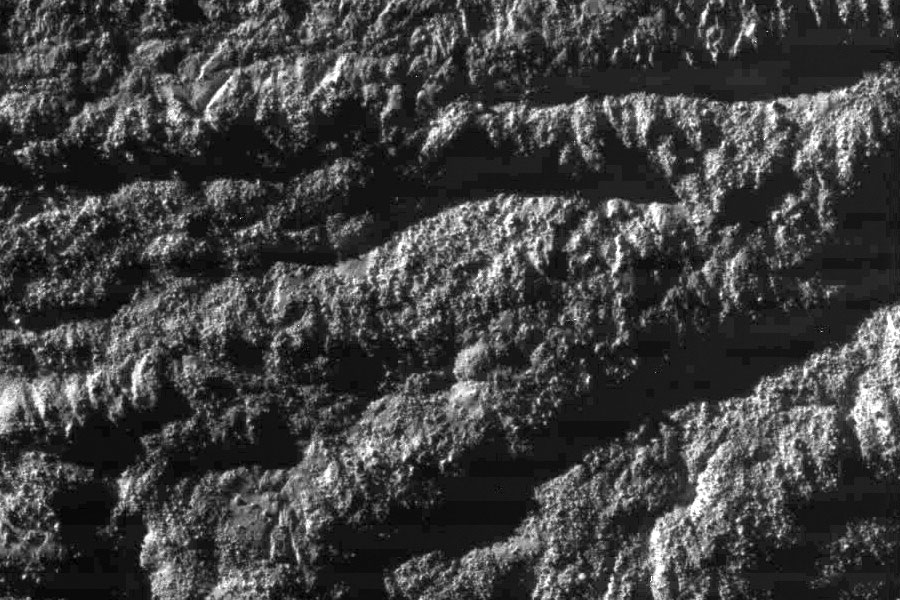 Das schwarzweiße Bild zeigt eine geröllartige Oberfläche mit tiefen Gräben.