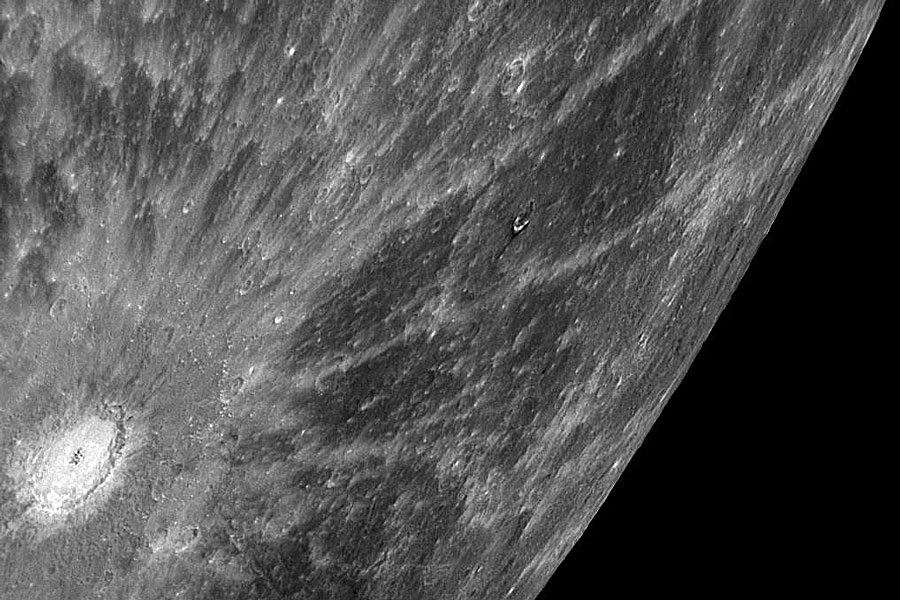 Auf dem Ausschnitt des Planeten Merkur ist links unten ein großer, heller Krater mit vielen Strahlen zu sehen.