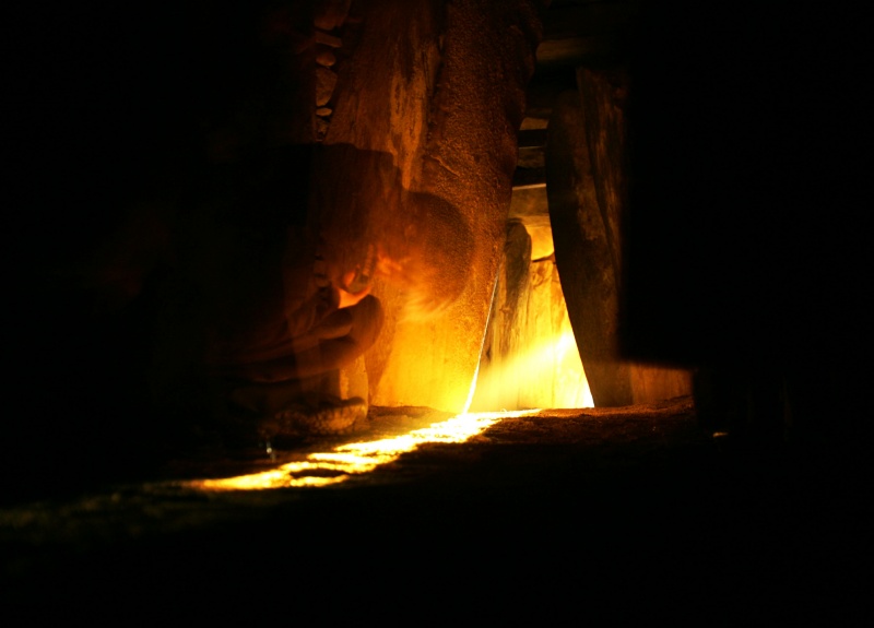Durch den Eingang der Höhle im Hügelgrab von Newgrange fällt das Licht der Morgensonne.
