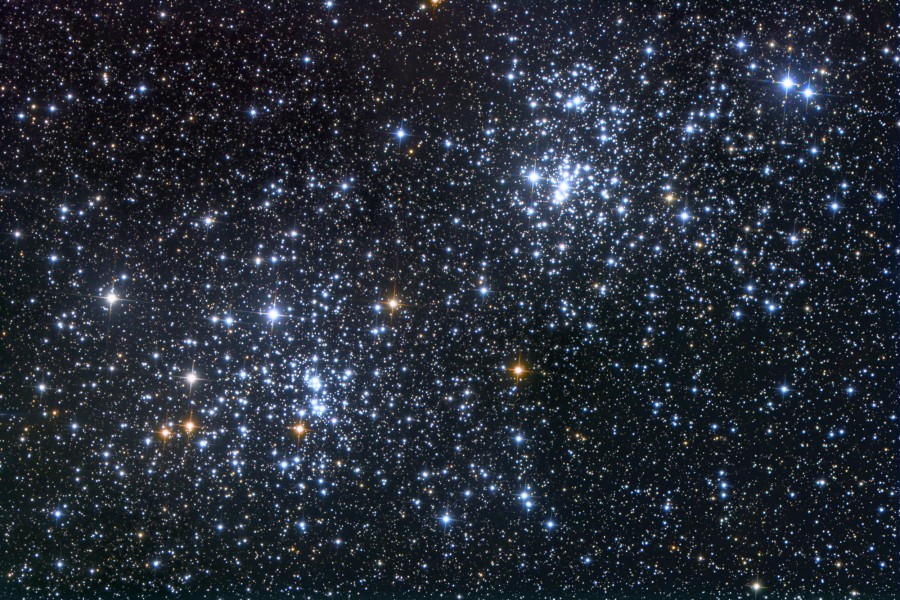 Das Bild zeigt den Doppelsternhafen h und chi Persei, es sind zwei Anhäufungen an Sternen erkennbar.