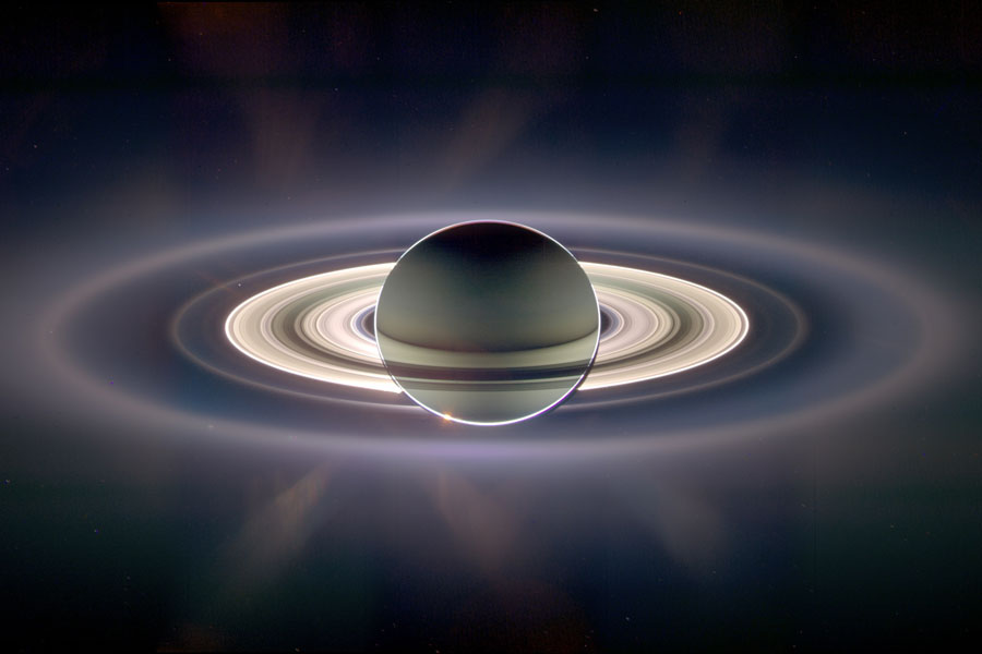 Im Bild leuchtet Saturn von Ringen umgeben. Die Beleuchtung wirkt etwas 
