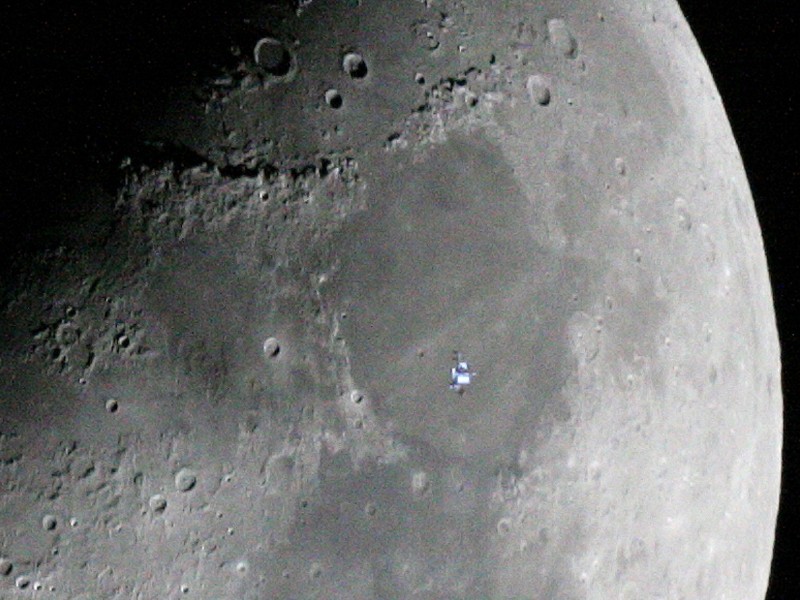 Das Bild zeigt den Mond hinter der Internationalen Raumstation.