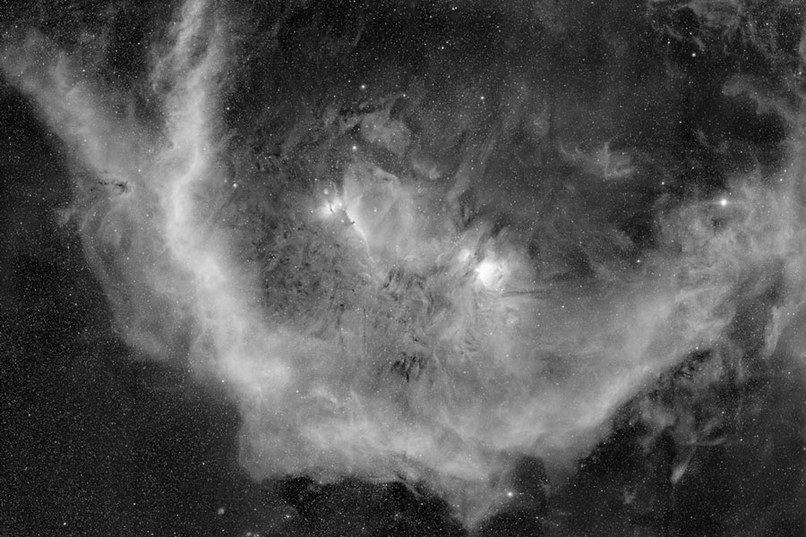 Das Schwarzweißbild zeigt die Barnardschleife im Orionnebel.