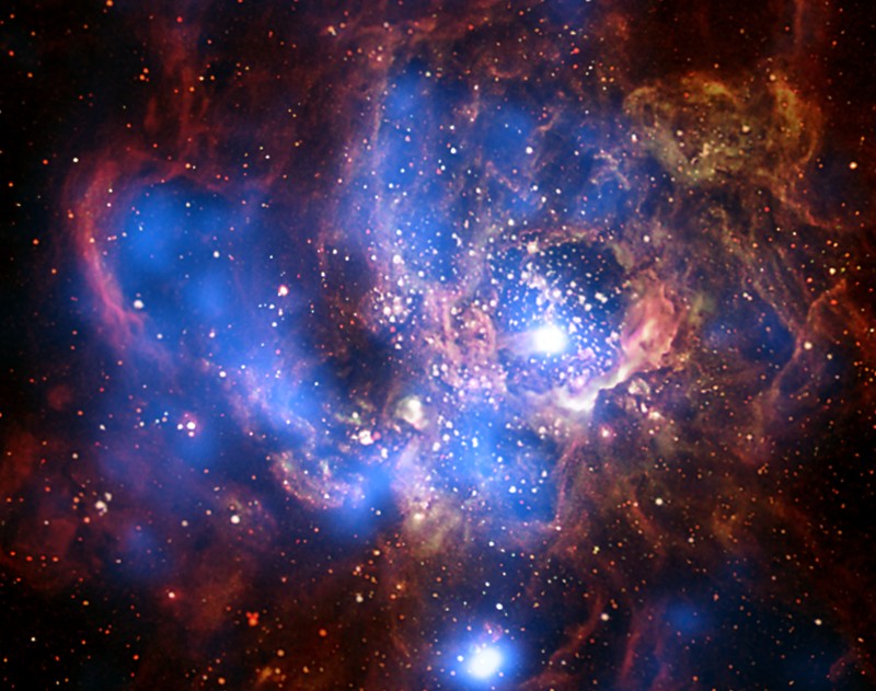 Ein blauer Nebel ist von rötlichen Strängen umgeben und durchzogen, in der Mitte leuchtet ein Sternhaufen.