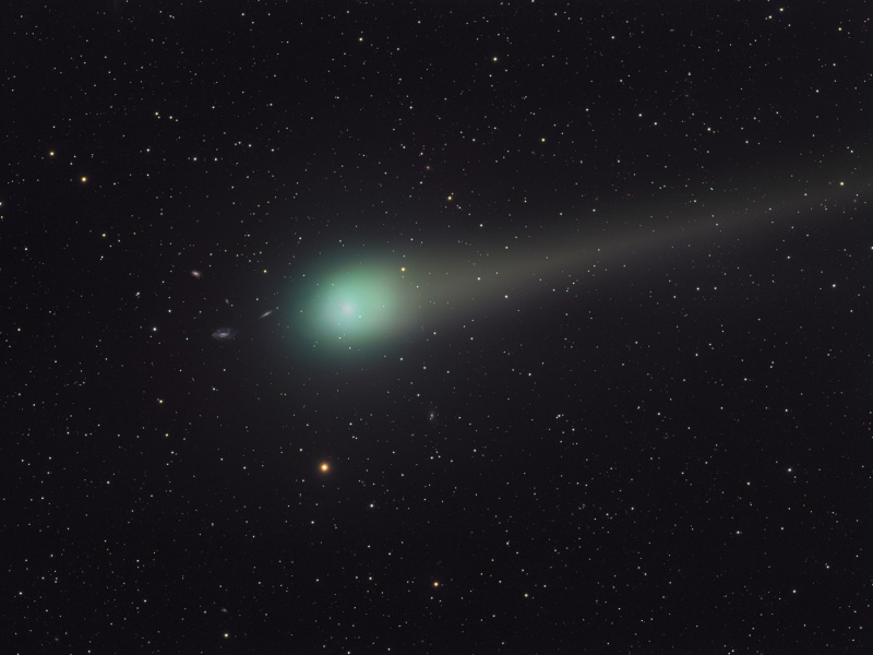 Der Komet Lulin ist von einer türkisen Koma umgeben, sein zarter Schweif verläuft nach rechts oben.