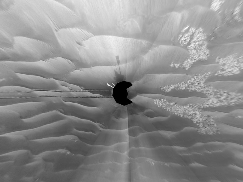 Schwrzweiß sind Dünen auf dem Mars abgebildet, fotografiert vom Marsrover Opportunity. Das Bild wurde aus vielen Einzelbildern zusammengesetzt.
