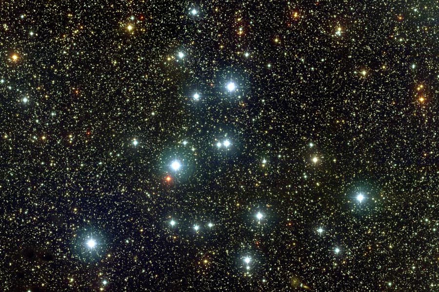 Im sternenübersäten Bild treten bläuliche Sterne hell heraus.