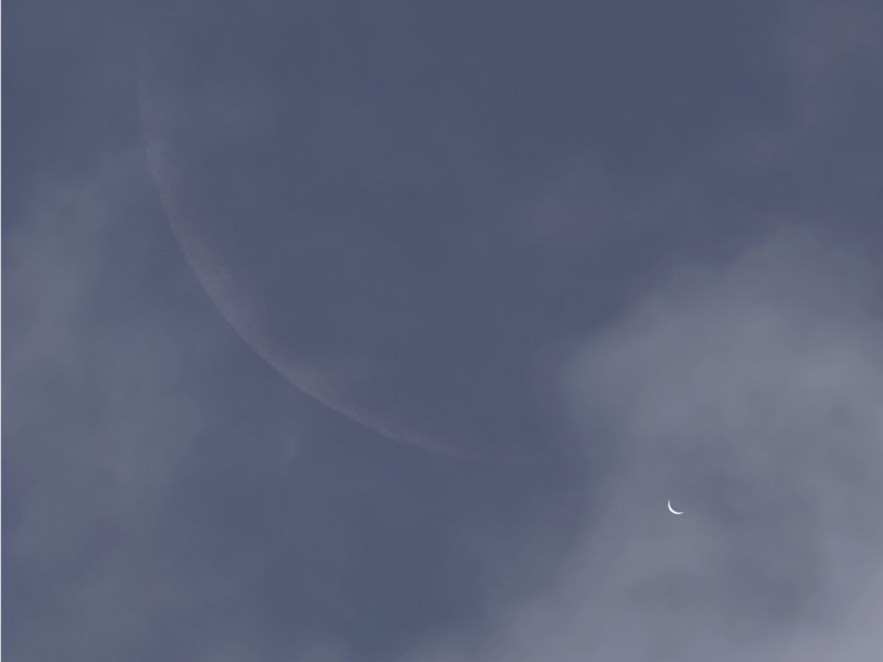 Das Bild zeigt die Sichel der Venus rechts unten und fast bildfüllend die Sichel des Mondes, die aber so blass ist, dass man sie kaum sieht.