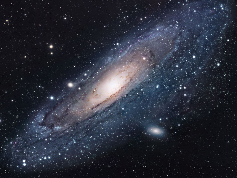 Diagonal im Bild liegt die Andromedagalaxie, rechts darunter eine zweite kleine verschwommene Glaaxie.