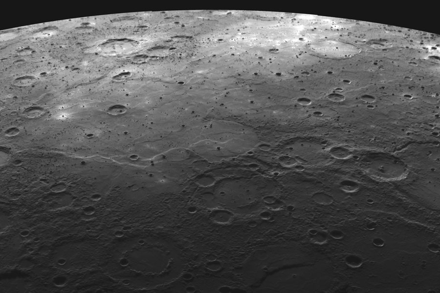 Planet Merkur ist von vielen Kratern übersät, oben ist der Rand des Planeten zu sehen.