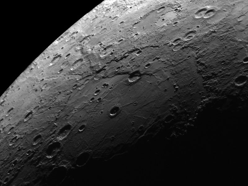Diese Nahaufnahme des Planeten Merkur ist von Kratern übersät, links oben ist ein Stück des Randes von Merkur zu sehen.