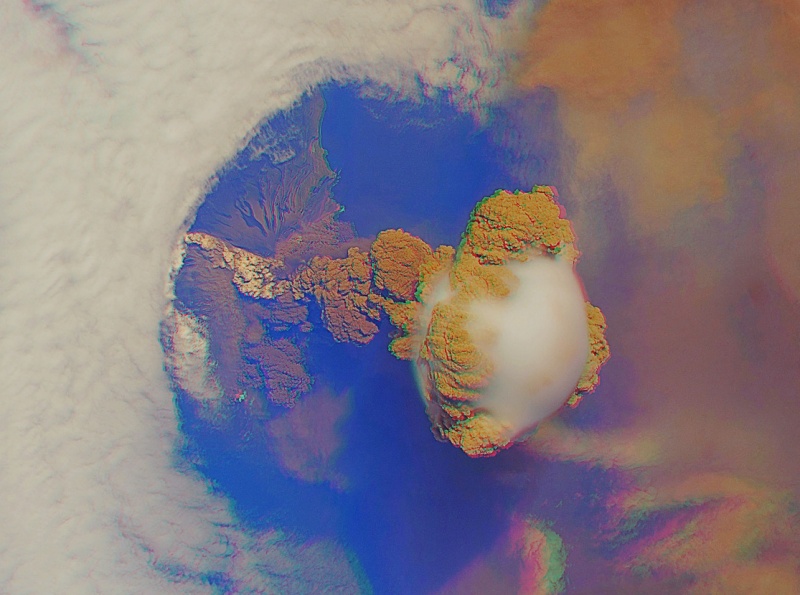 Eine aufsteigende gelb gefärbte Eruptionswolke hat ein Loch in die Wolkendecke der Erde gerissen, durch das blaues Meer zu sehen ist.