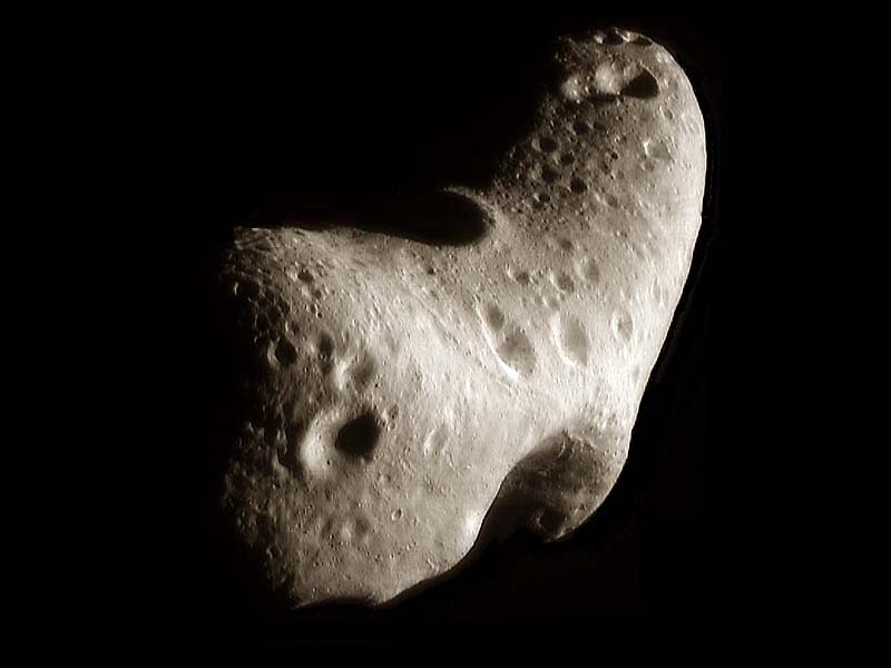 Der kartoffelförmige Asteroid im Bild ist von vielen Kratern übersät.