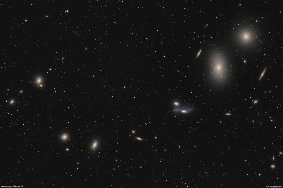 Durchs Bild verläuft eine kettenförmige Reihe Galaxien.