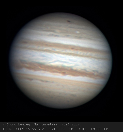 Der Planet Jupiter füllt fast das ganze Bild, die Wolkenbänder verlaufen leicht schräg.