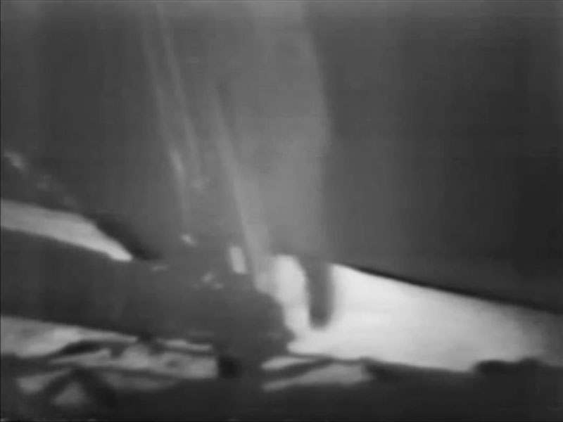 Das verschwommene Schwarzweißbild zeigt den Ausstieg des ersten Menschen auf dem Mond.