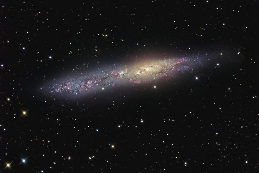 Das Bild zeigt die irreguläre Galaxie Galaxie NGC von der Seite.