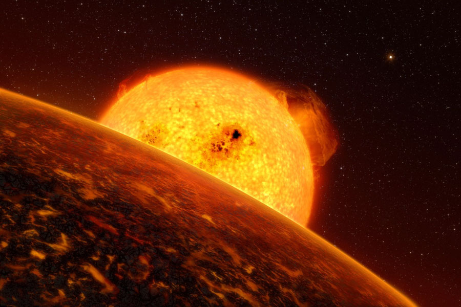 Hinter einem Planeten links unten geht ein gelb-orangefarbener Stern mit einem großen Sonnenfleck auf, rechts oben steigt eine Sonnenfackel auf.