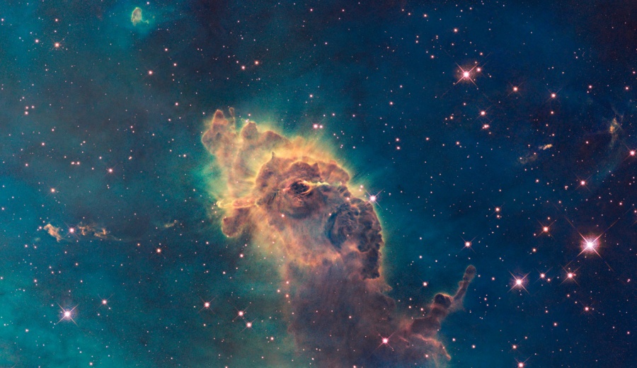 Das Bild zeigt eine kosmische Säule aus Gas und Staub im Carinanebel. Das überlagerte Bild zeigt helle Jets, die in Infrarotlicht hell leuchten.